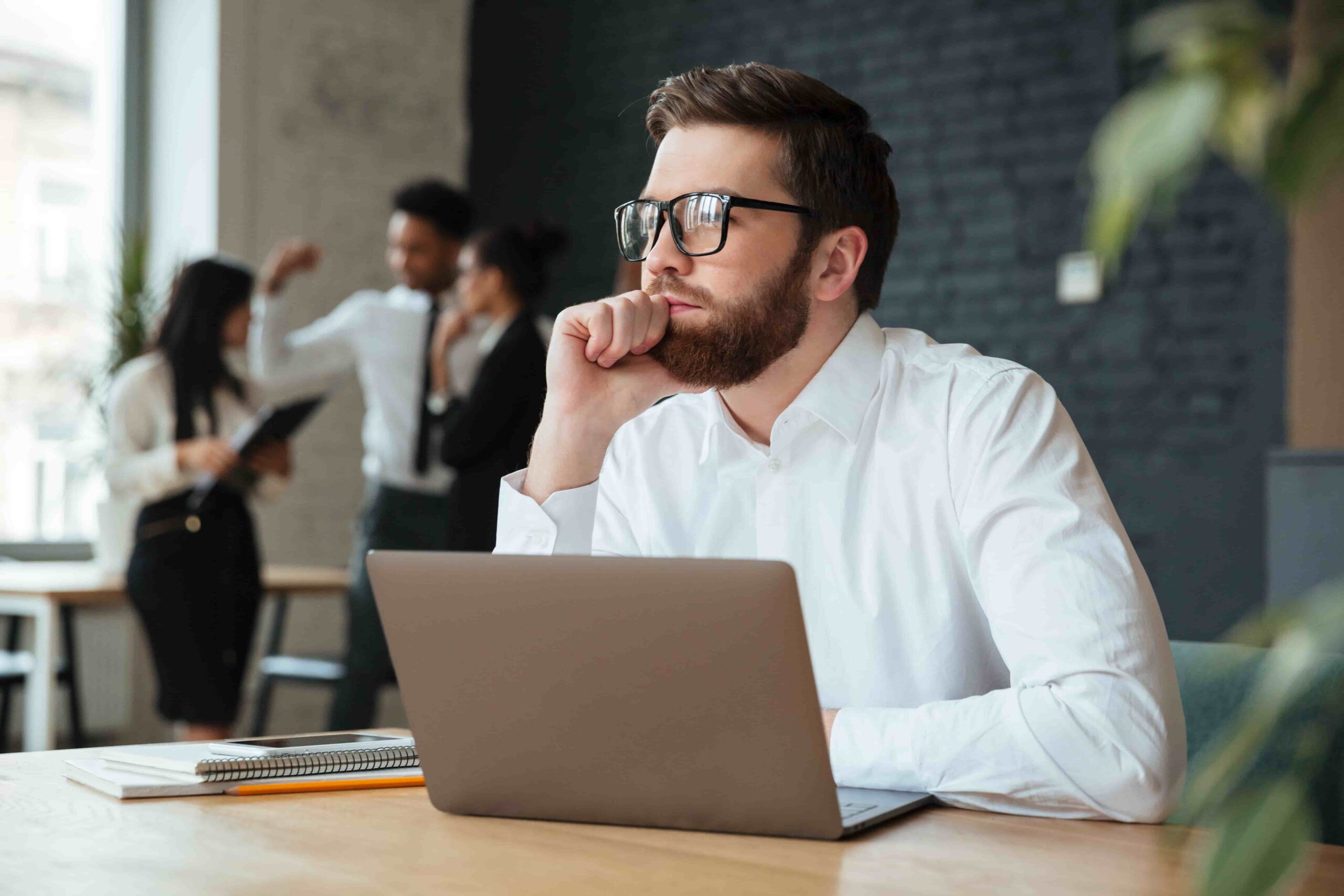 Um jovem empresário reflete sobre o consórcio ou financiamento.