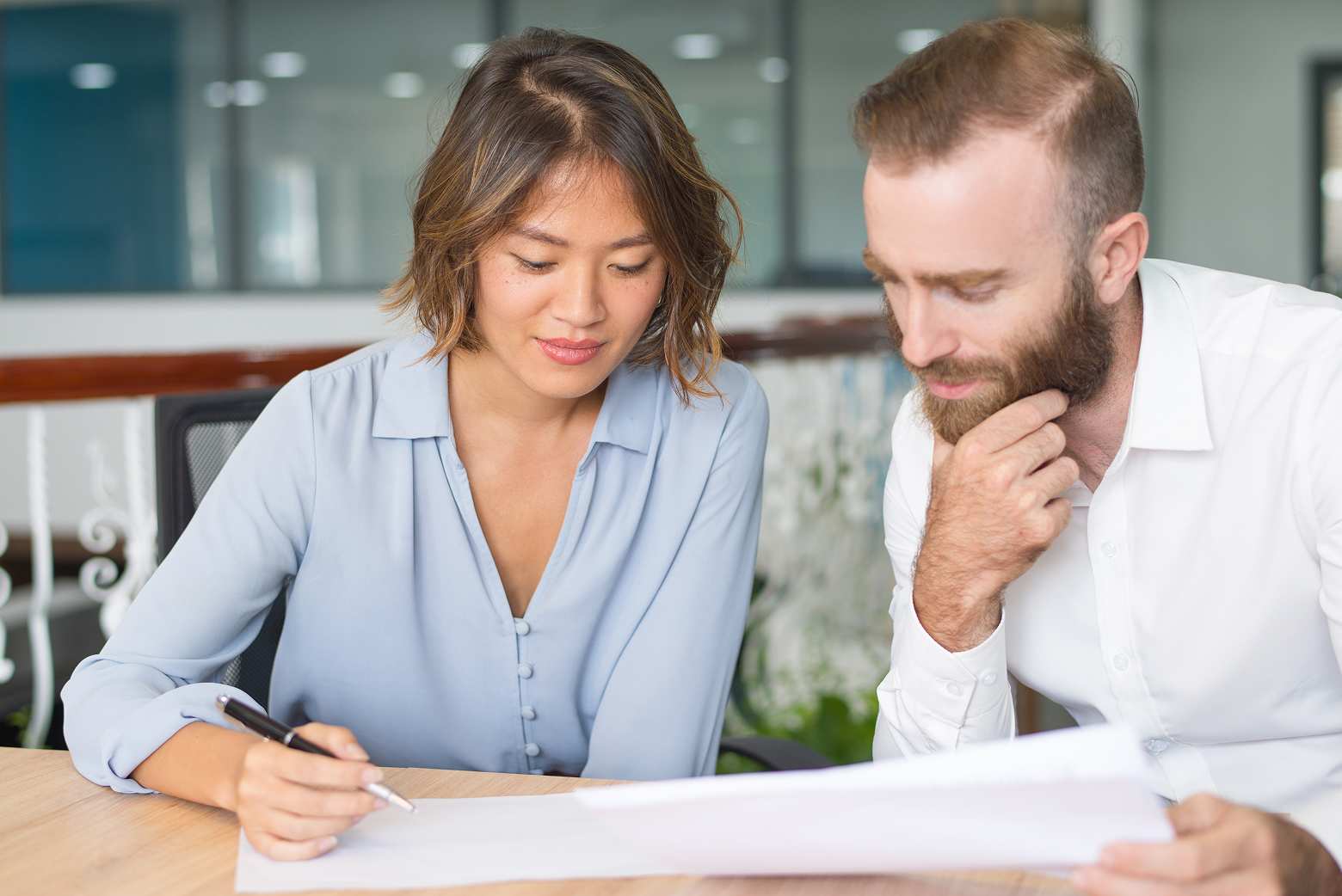 Um casal analisa estratégia de investir em consórcio em longo prazo.
