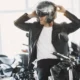 Um rapaz comemora a aquisição de uma moto em consórcio.