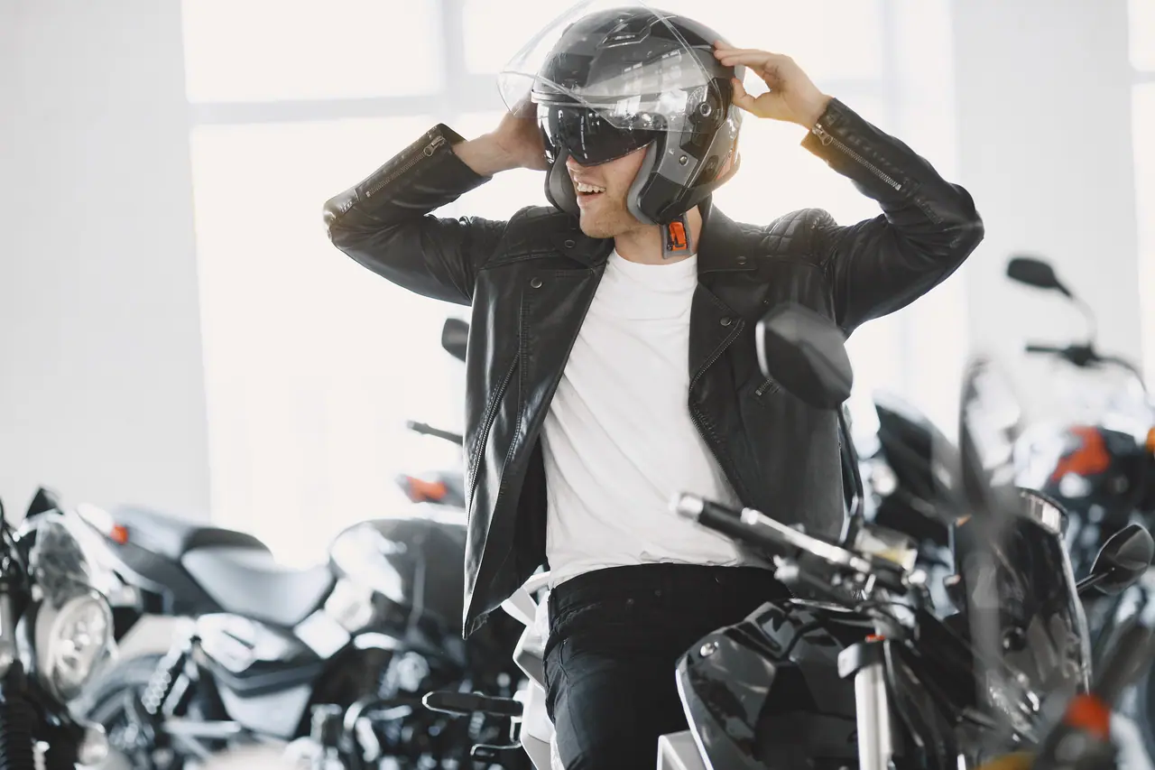 Um rapaz comemora a aquisição de uma moto em consórcio.