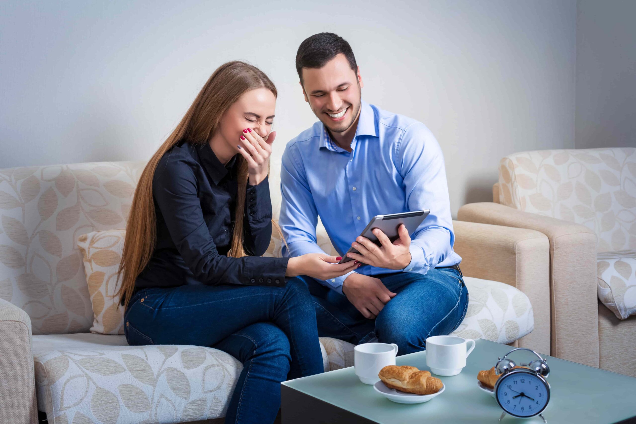 Um casal jovem está feliz com a contemplação no consórcio.